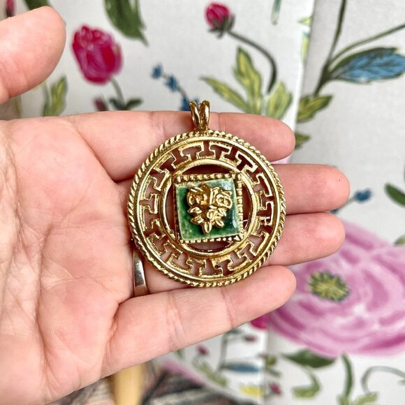 Good Luck Charm Pendant Faux Jade and Gold Tone - Picture 2 of 6